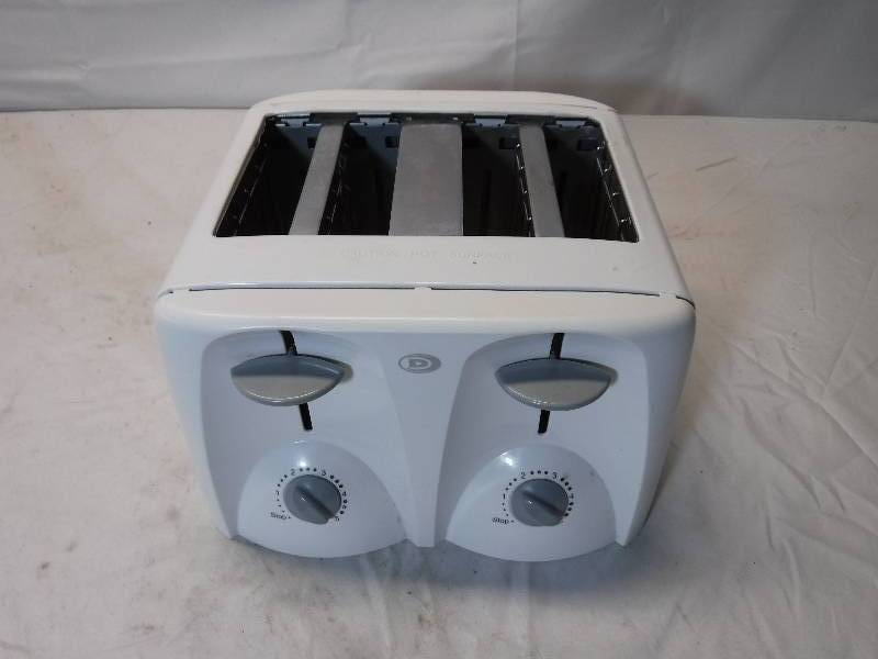 lot 12076 image: 4 slot toaster with dual controls