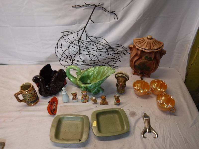 lot 12107 image: Wall decor, tea cups and more
