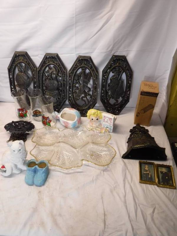 lot 12124 image: Cut out wall hangings, Pampered Chef baking mold and more