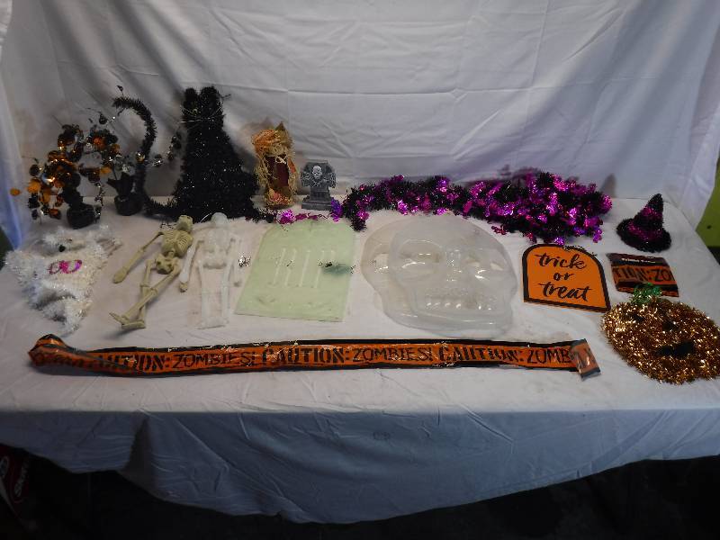 lot 12022 image: Halloween decor lot