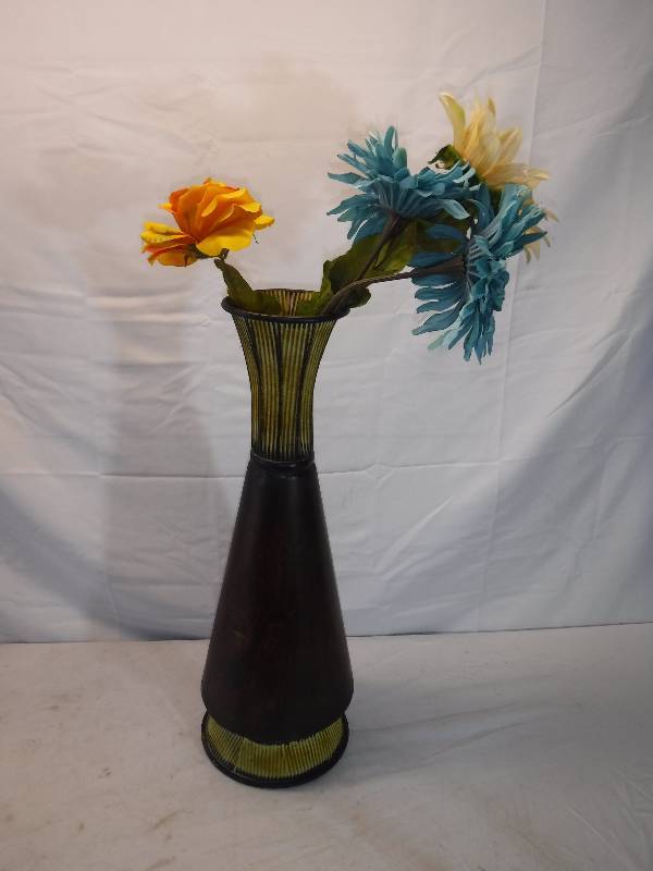 lot 12030 image: Green glass vase