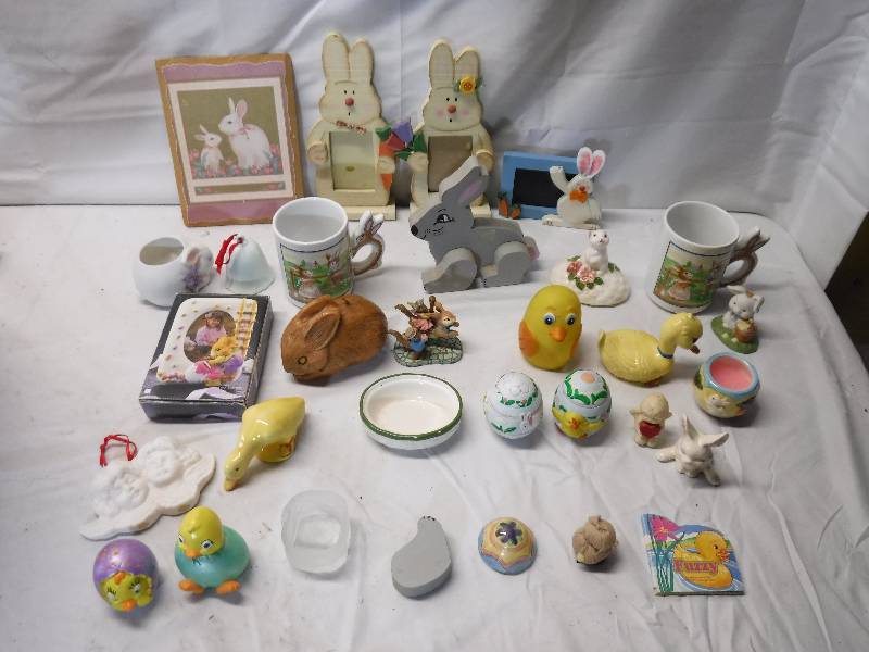 lot 12038 image: Easter Decor lot