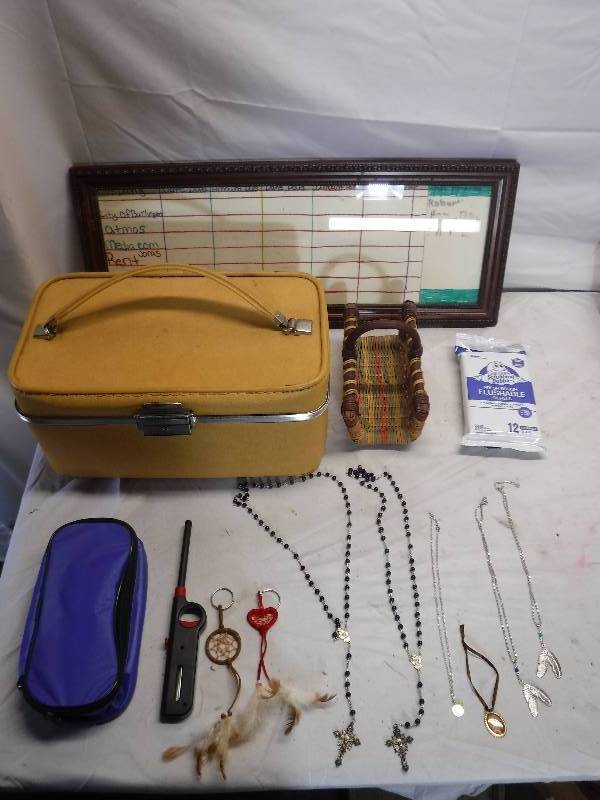lot 12175 image: Vintage case, costume jewelry and more