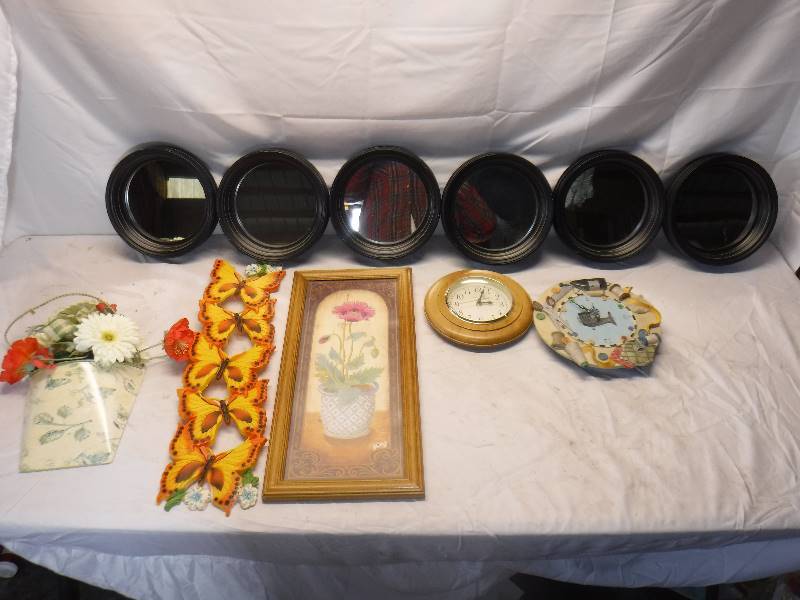 lot 12141 image: Porthole style mirrors and other wall decor