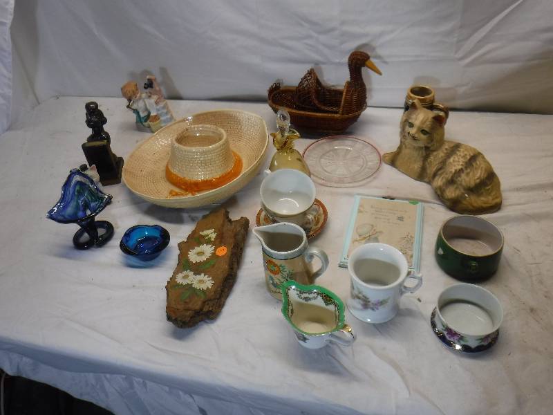 lot 12143 image: Mixed lot of home decor
