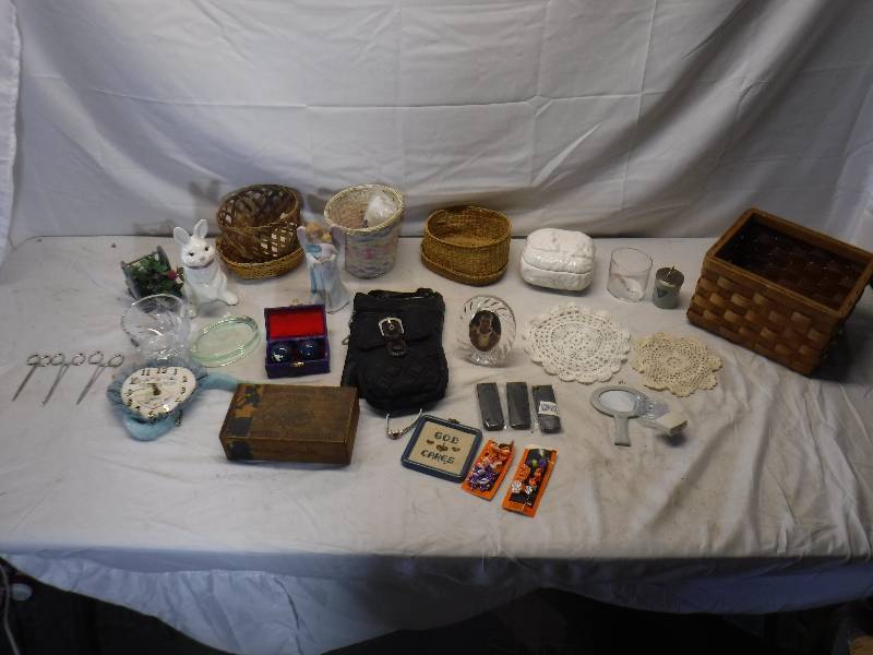 lot 12144 image: Baskets, home decor and purse lot