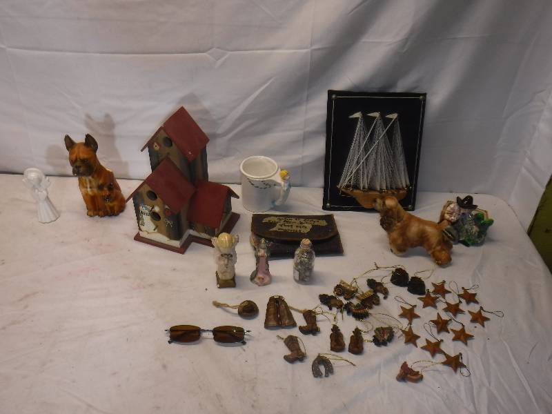 lot 12154 image: Home decor lot includes bird house and more