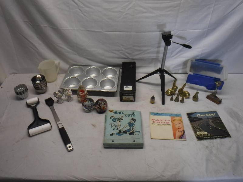 lot 12155 image: Pampered Chef roller, home decor, kitchen items and more