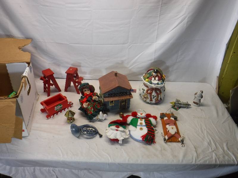 lot 12159 image: Christmas lot