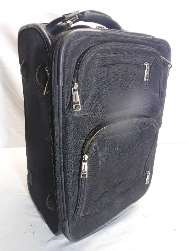 lot 12192 image: Swissgear rolling suitcase