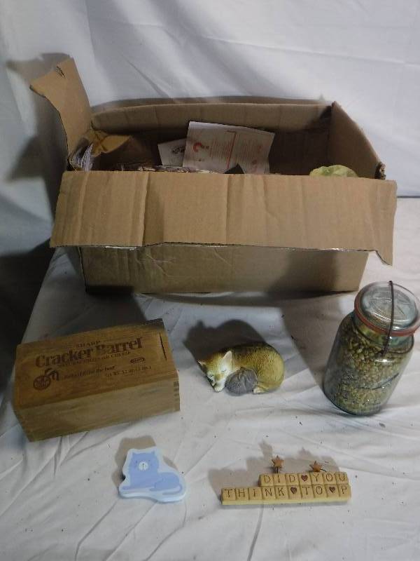 lot 12193 image: Some home decor and a box of greeting cards