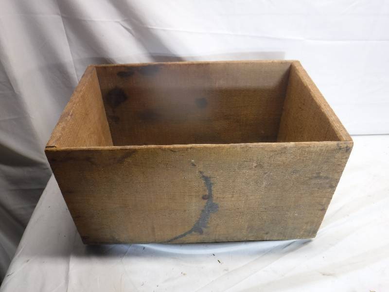 lot 12194 image: Wood crate