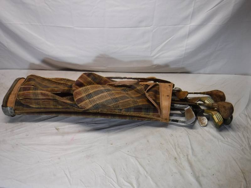 lot 12208 image: Golf bag with clubs