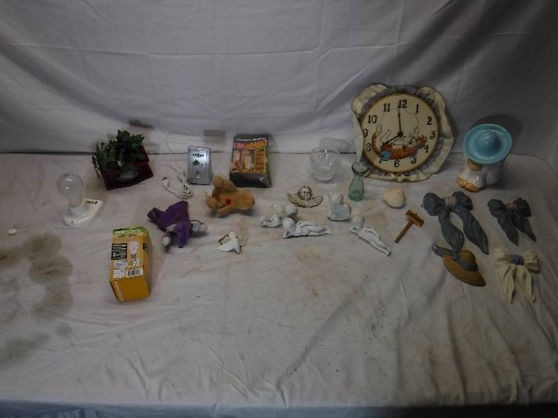 lot 12215 image: Ionlite air purifier for travel, wall decor and more