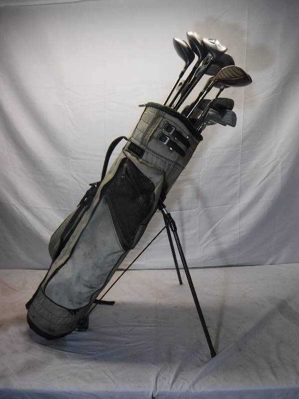 lot 12220 image: Golf bag with built in stand and clubs