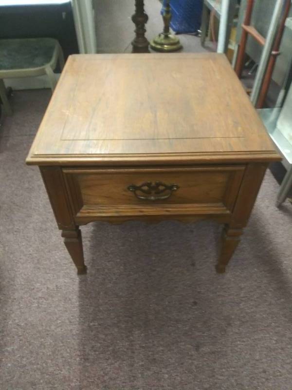 lot 1293 image: Nightstand - Dovetail Draws
