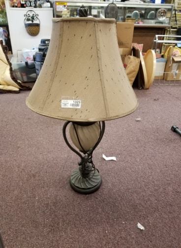 lot 1324 image: Elegant Lamp