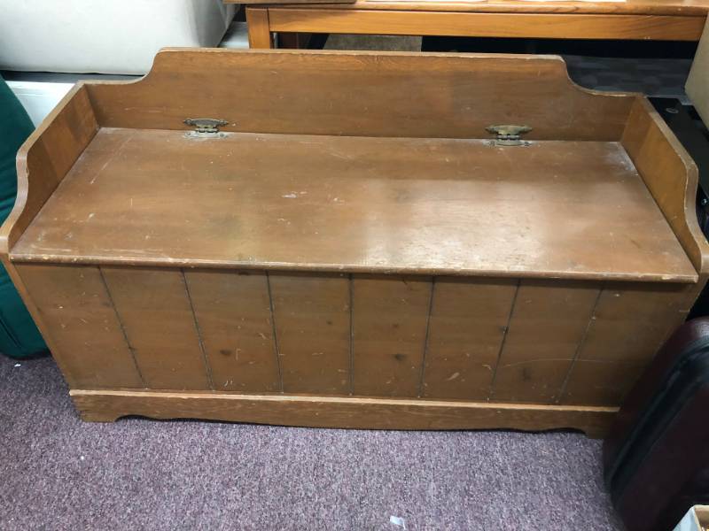 lot 1312 image: Cedar Chest Bench