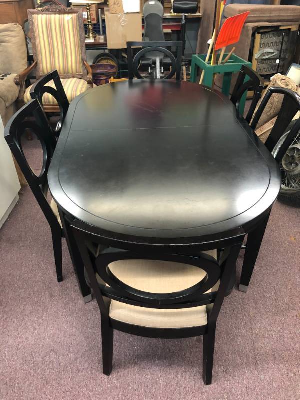 lot 3 image: Oval Black Dinning Table - 5 Matching Chairs