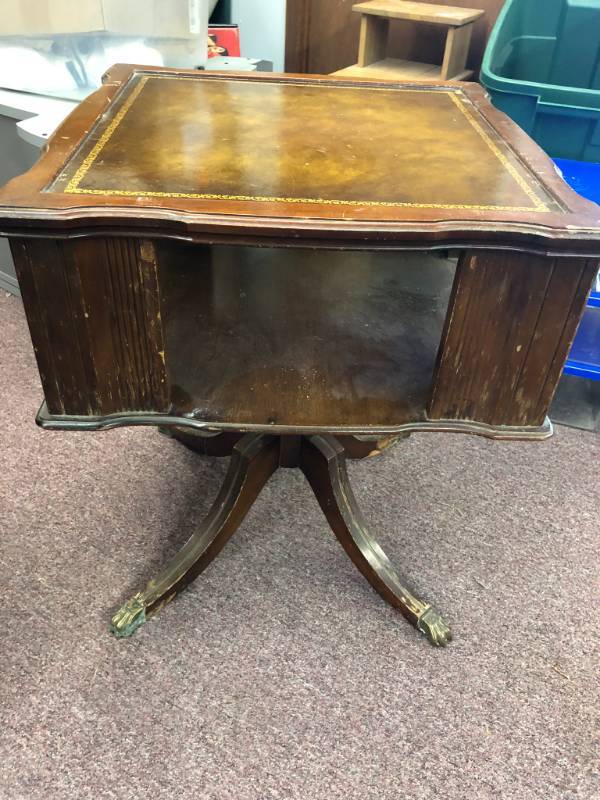 lot 1319 image: Leather Top Mid Century End Table