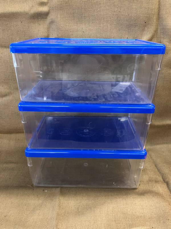 lot 1371 image: 3 Plastic Organizer Totes