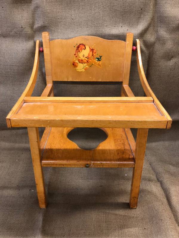 lot 1372 image: Vintage Childs Potty Chair