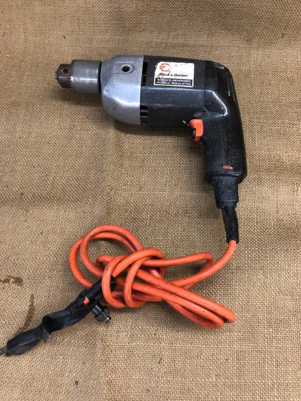 lot 1421 image: Black and Decker 3 amps 120 volts Power Drill