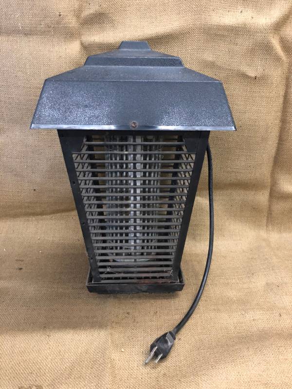 lot 1432 image: Patio or Porch Bug Zapper