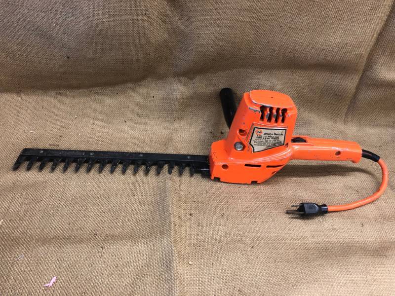lot 1434 image: Black & Decker Shrub & Hedge Trimmer - tested and works