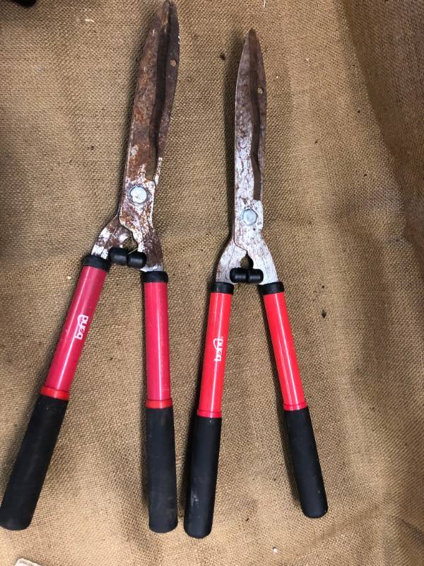 lot 1436 image: 2 Bond Shrub Trimmers