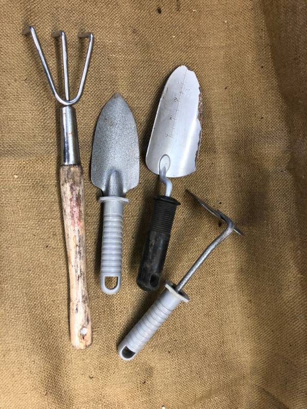 lot 1437 image: Bundle of 4 Gardening Tools