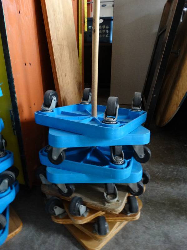 lot 16004 image: Lot of roller carts with stand.