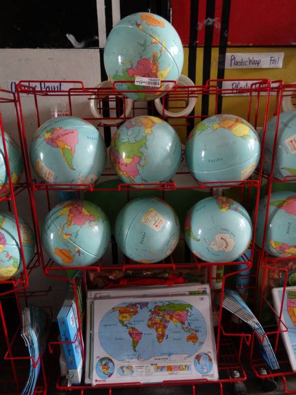 lot 16007 image: Metal rack with globes, maps and other accessories.