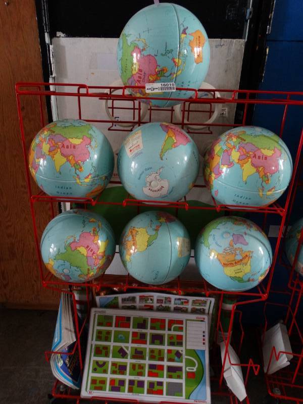 lot 16010 image: Metal rack with globes, maps and other accessories.