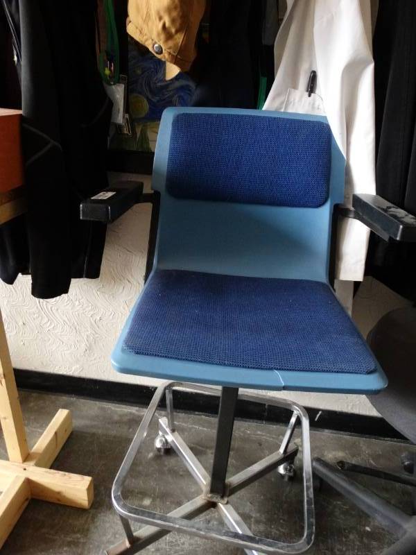 lot 16014 image: Chair on wheels.