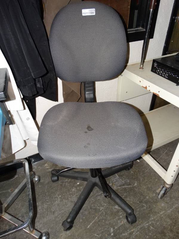 lot 16015 image: Chair on wheels.