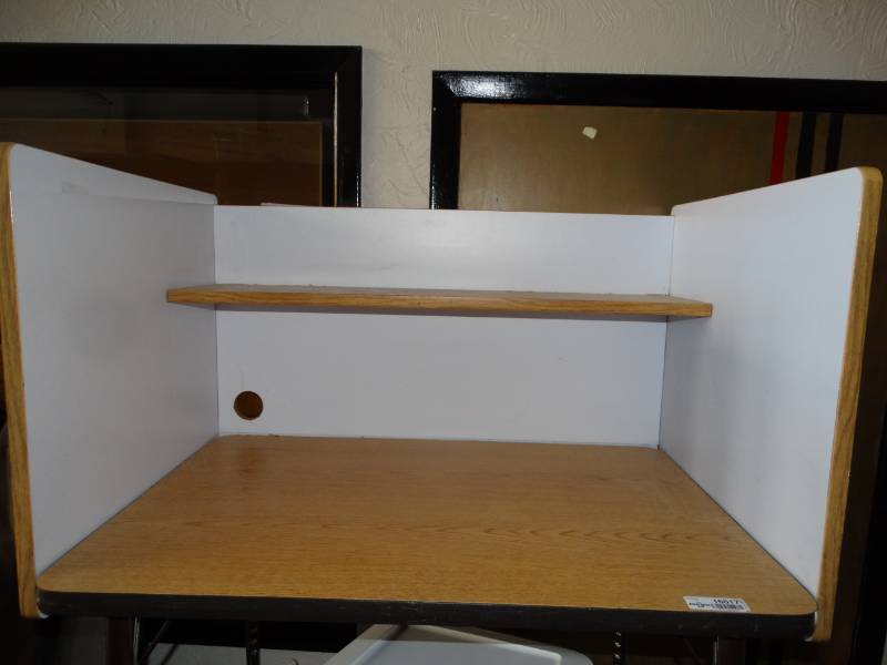 lot 16017 image: Privacy desk.