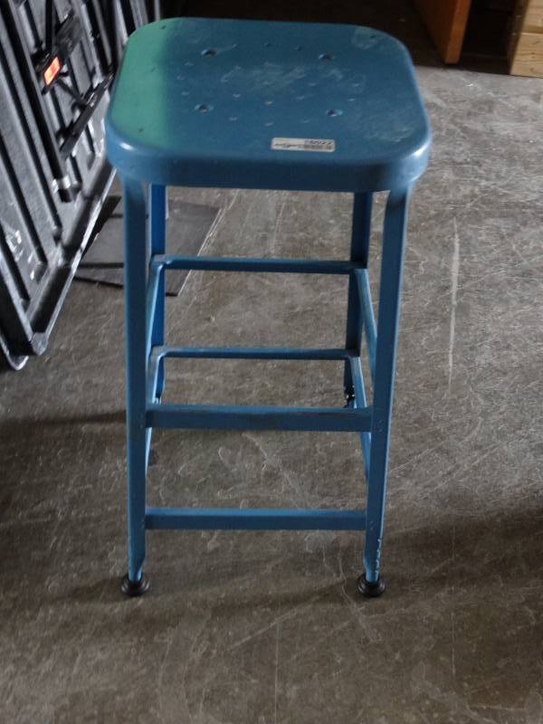 lot 16022 image: Metal stool.
