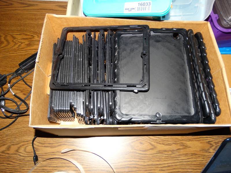 lot 16032 image: Lot of ipad 1 & 2 cases.
