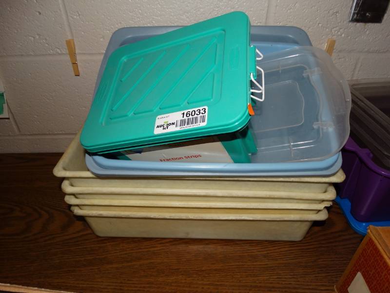 lot 16033 image: Lot of small plastic buckets, lids and a container.
