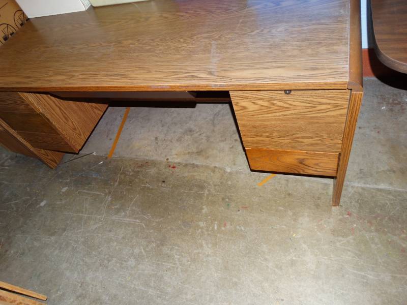 lot 16036 image: Large desk.