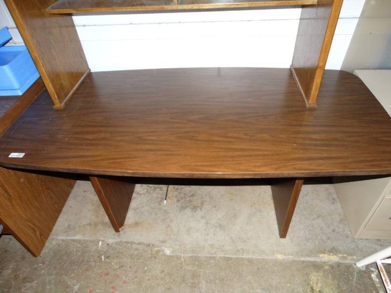 lot 16040 image: Large desk.