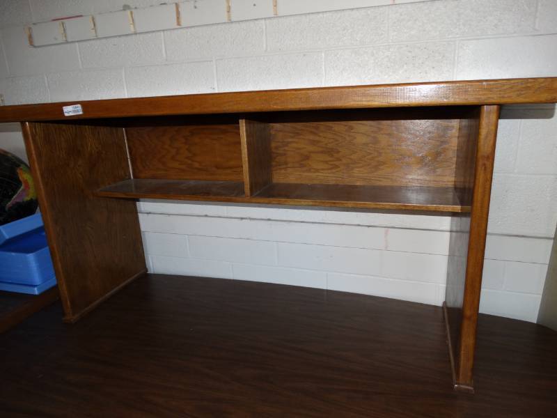 lot 16041 image: desk.