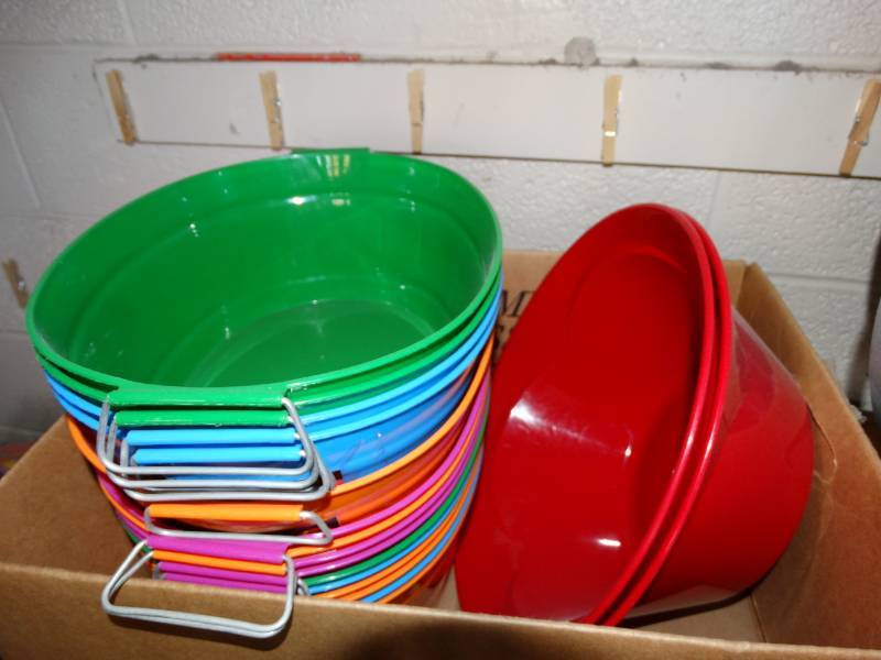 lot 16042 image: Lot with small plastic buckets.