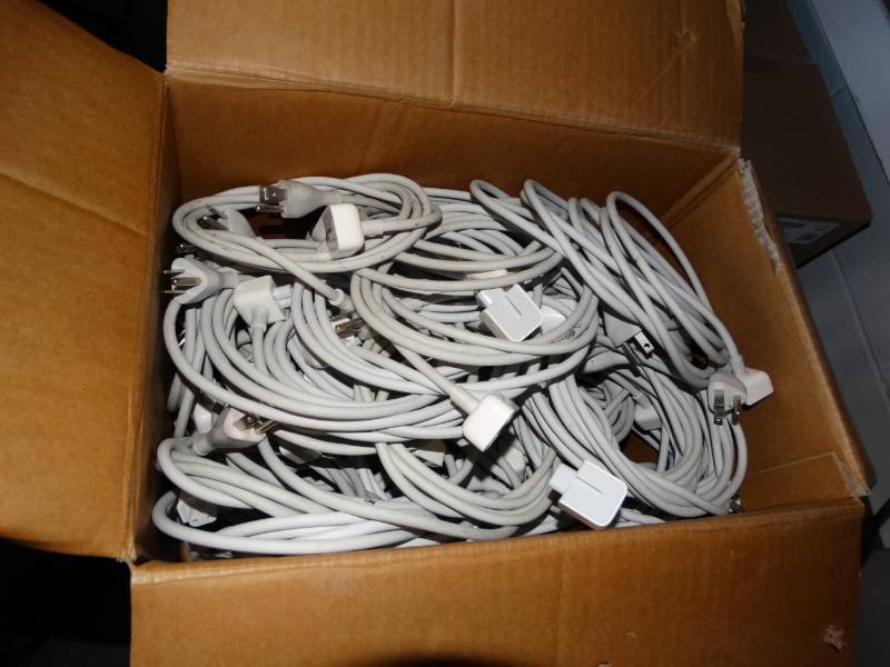 lot 16048 image: Box of computer cords.