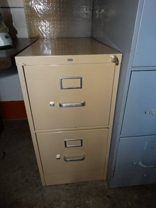 lot 16053 image: 2 Drawer metal file cabinet.
