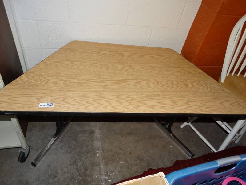 lot 16072 image: Table.