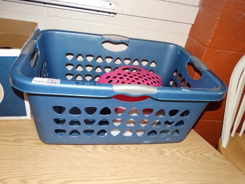 lot 16073 image: Laundry basket and a small basket.