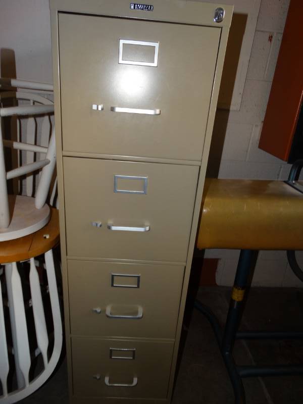 lot 16075 image: 4 Drawer metal file cabinet.
