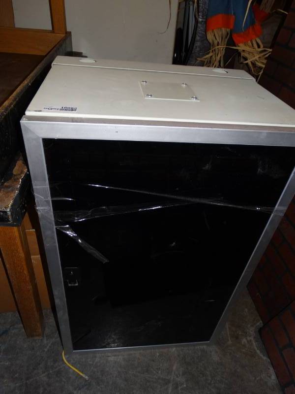 lot 16082 image: Metal cabinet.